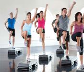 Abnehmen im Fitnessstudio - komplexes Training und richtig für Menschen und Frauen aus dem Video