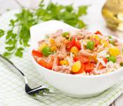 Salat mit Thunfisch und Mais Salat mit Thunfisch und Dosenmais und Ei